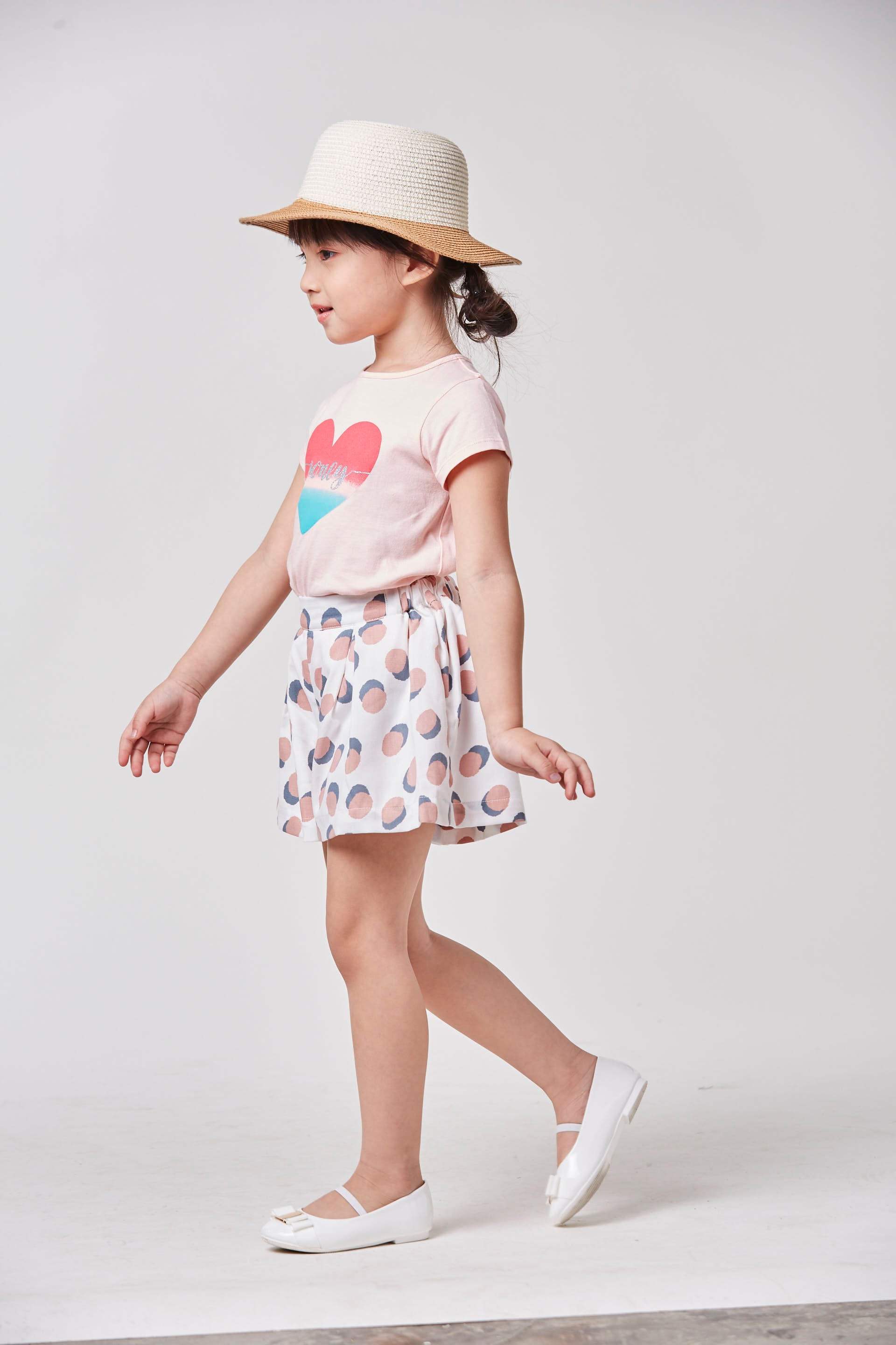 Light pink 'poney' heart t-shirt, short sleeve, a buttoned nape. 