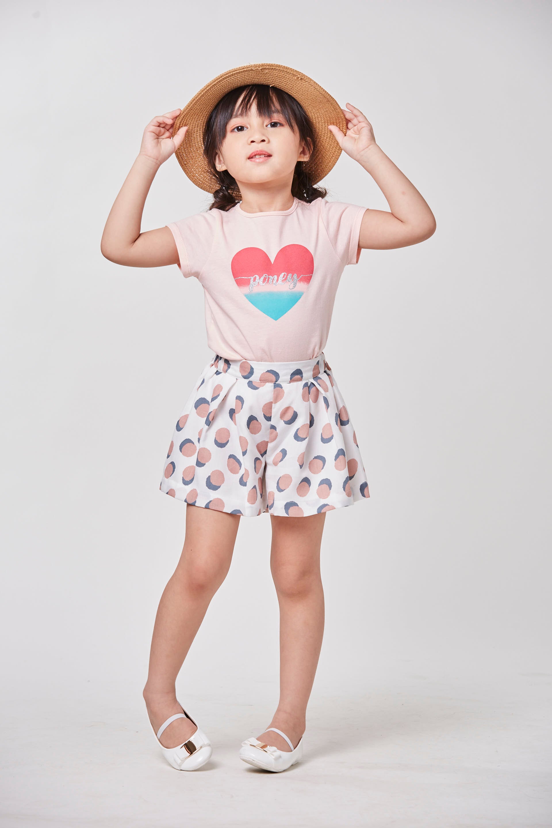 Light pink 'poney' heart t-shirt, short sleeve, a buttoned nape. 