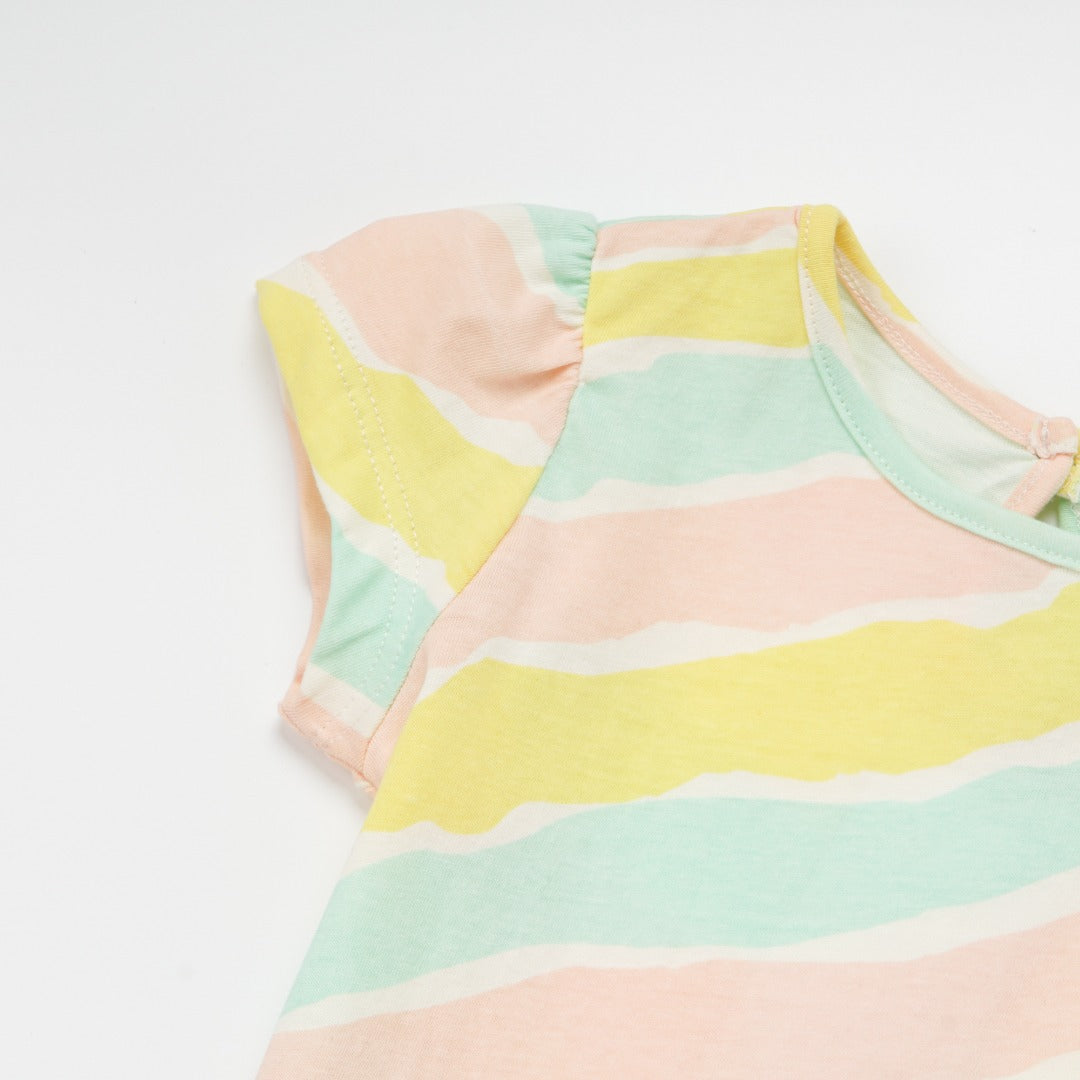 Multi-color t-shirt, short sleeve, buttoned nape. 