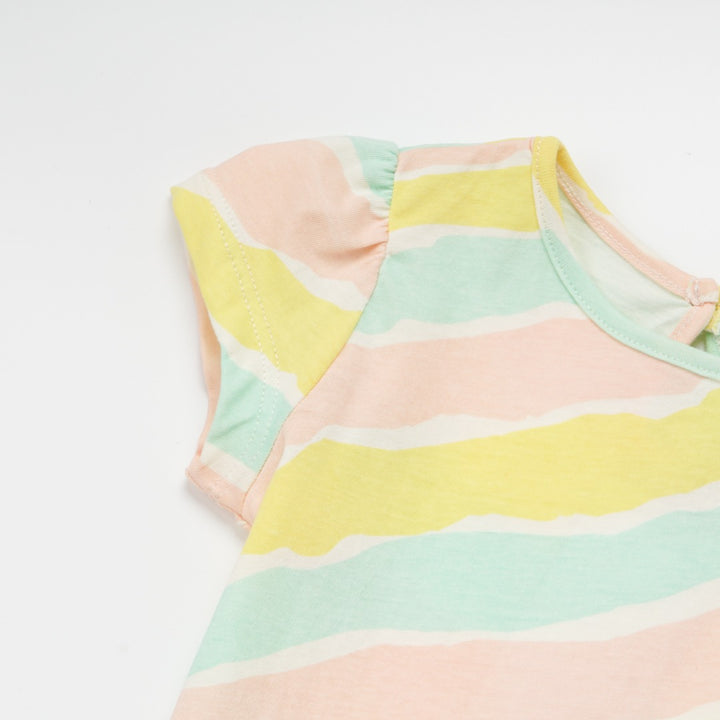 Multi-color t-shirt, short sleeve, buttoned nape. 