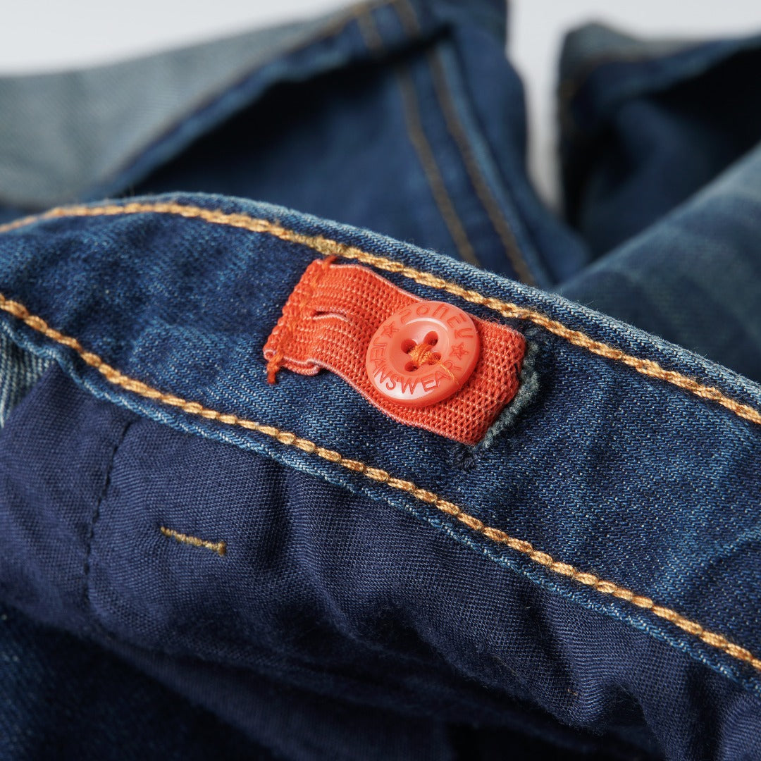 Rugged Ripped Jeans, Front and Back Pockets, Front Zipper, Embroidered Logo and Back Logo Tag. Button Fastening