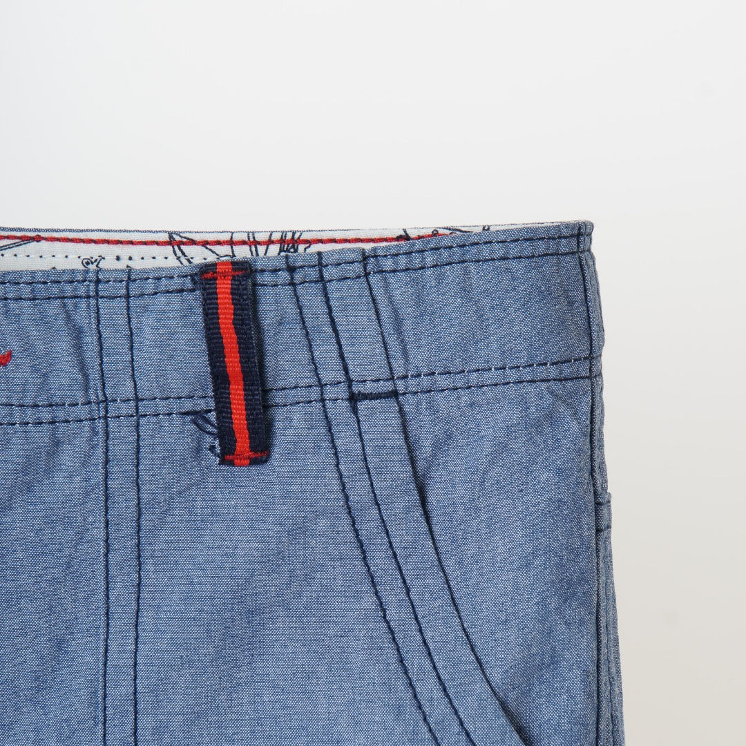 Blue cropped pants, front button and zipper fastening, two pockets each included at the front and backside. 