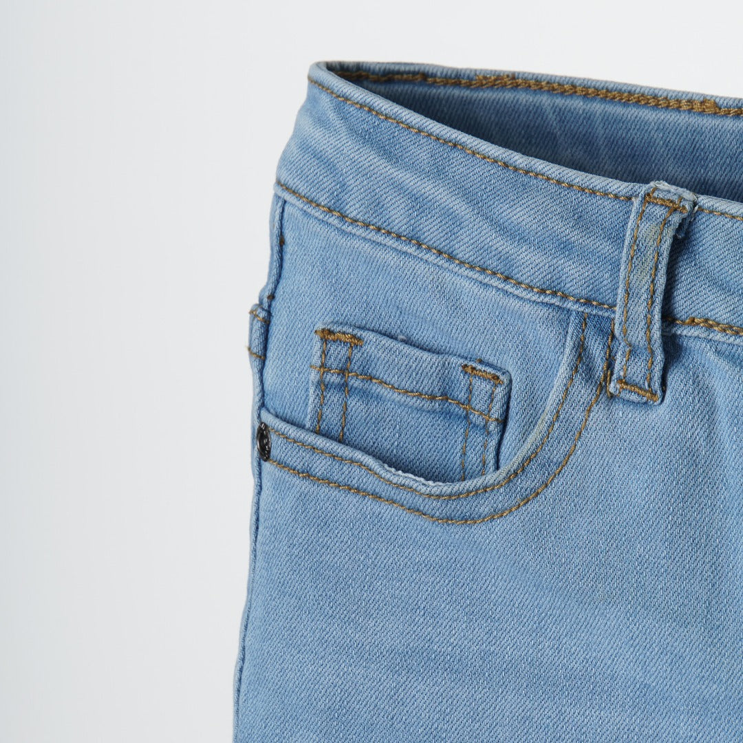 Smart, traditional, slightly distressed denim with front button/zipper fastening. Front and back pockets included, stitched slit hem at the bottom. 