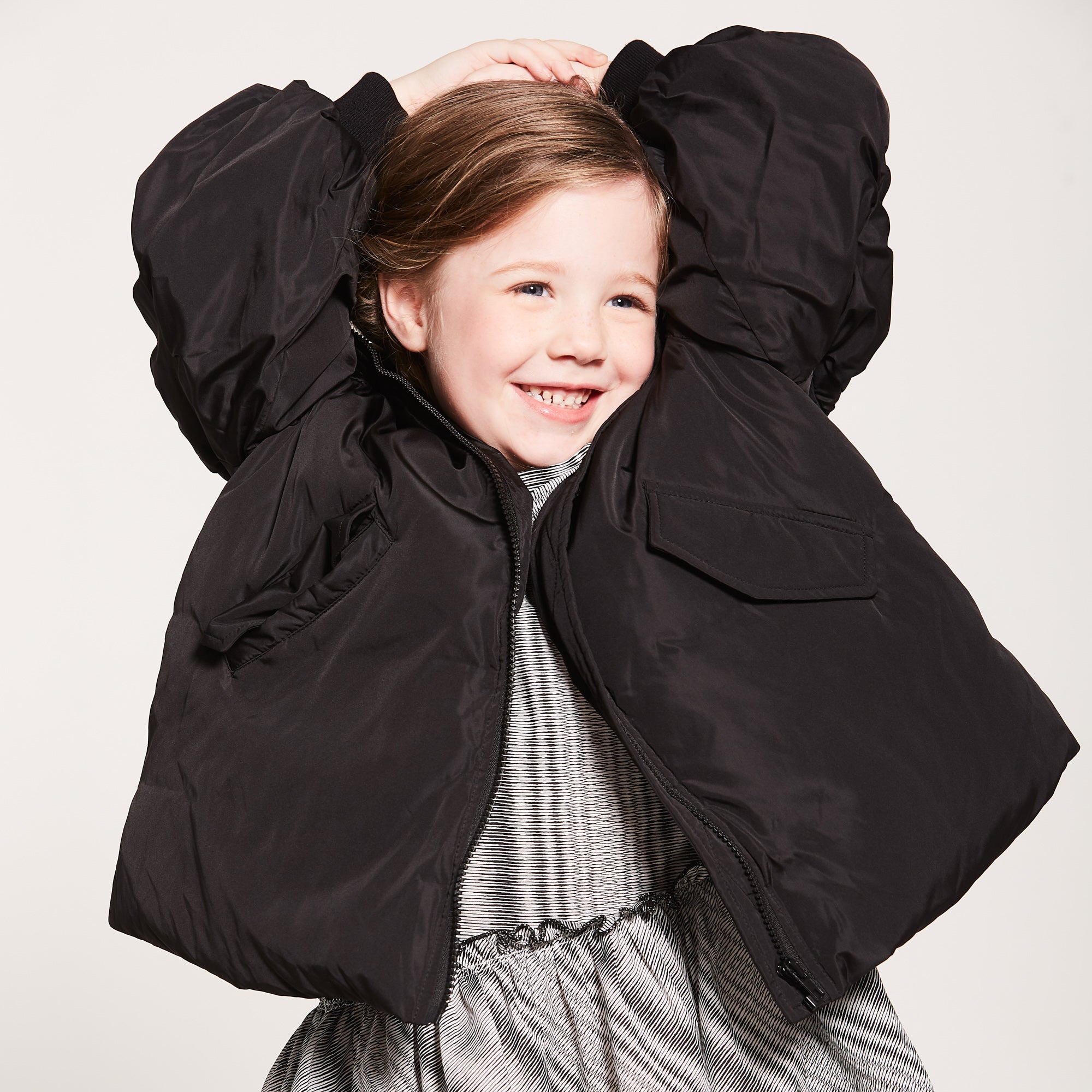 Double Puff sleeve, Black hooded jacket, two front pockets, zipper fastening and rib-knit cuffs. 