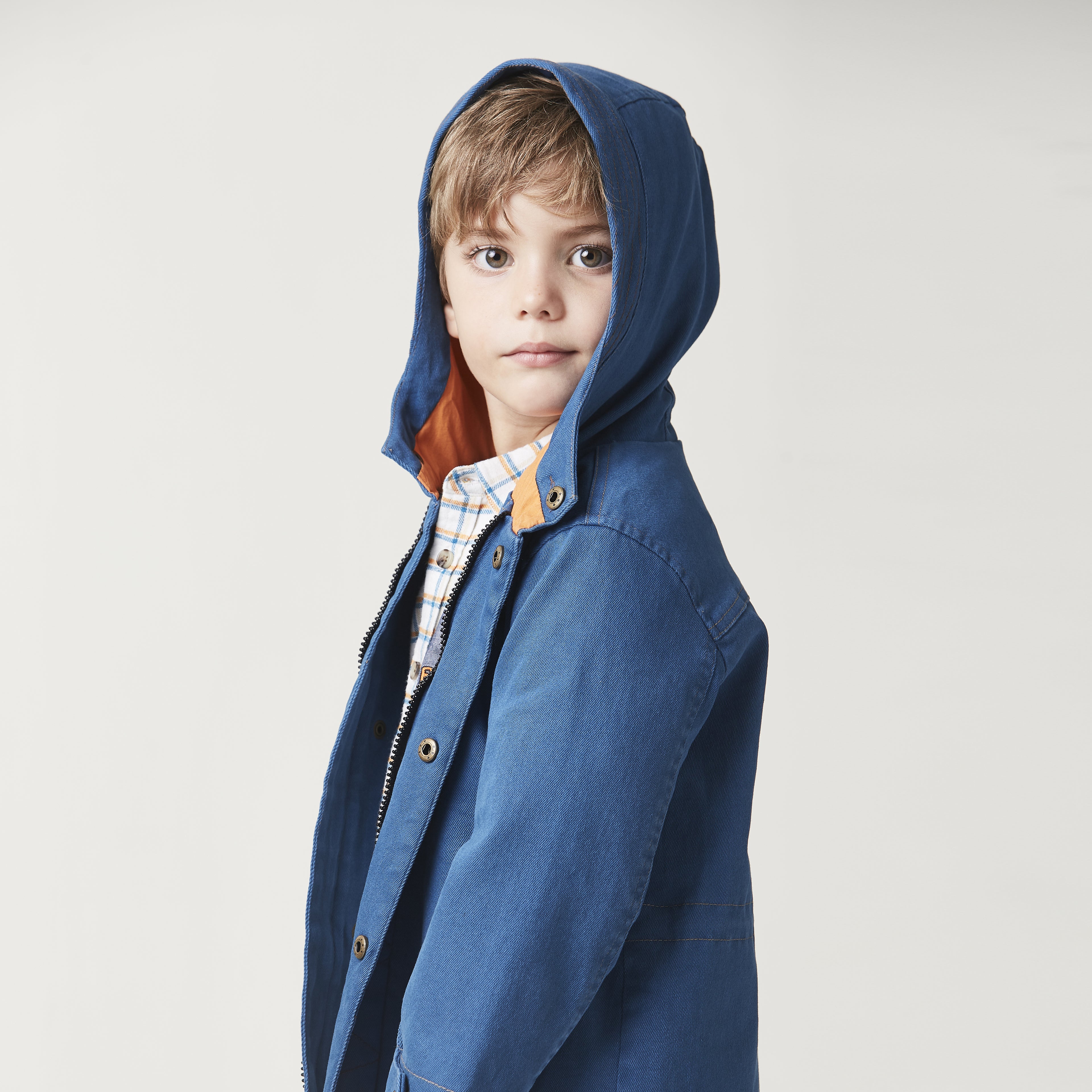 Blue hooded coat, Long sleeves, Adjustable hoodie, double fastened from the front by a zipper and snap buttons. 